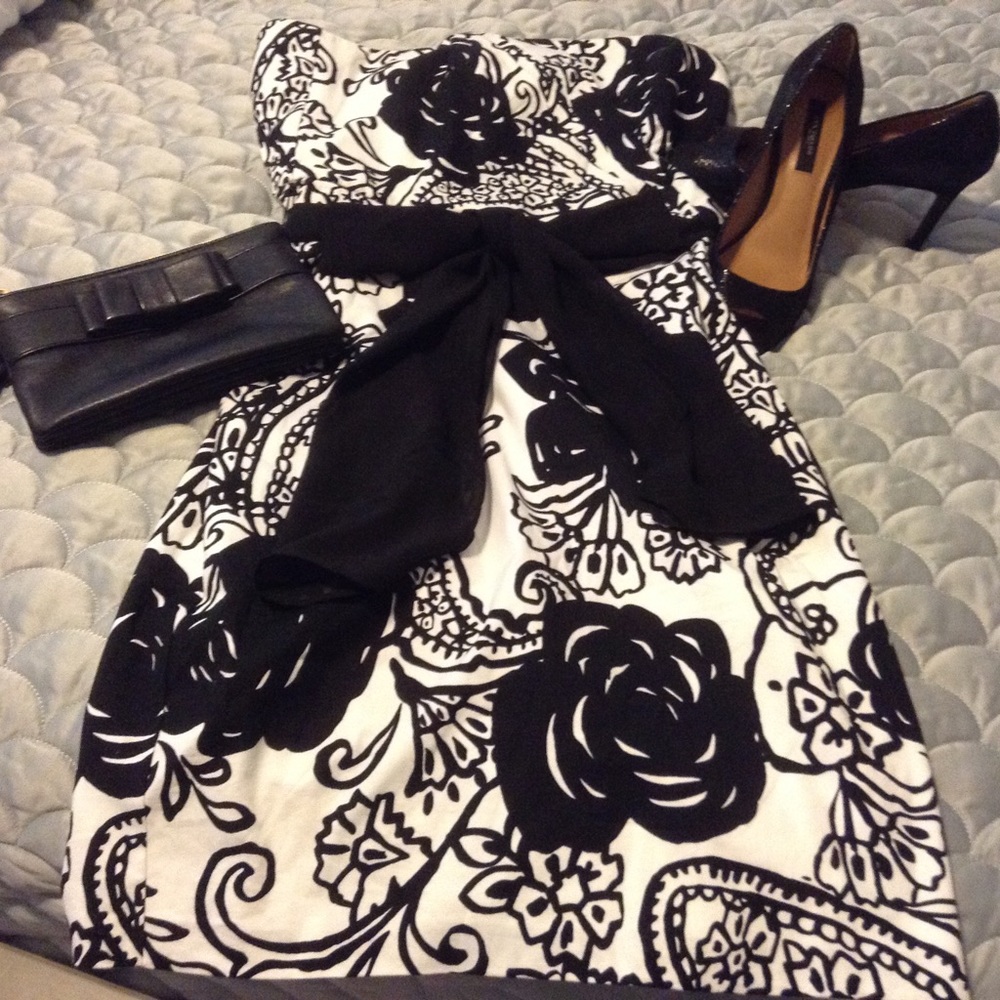 WHITE HOUSE BLACK MARKET FLORAL DRESS